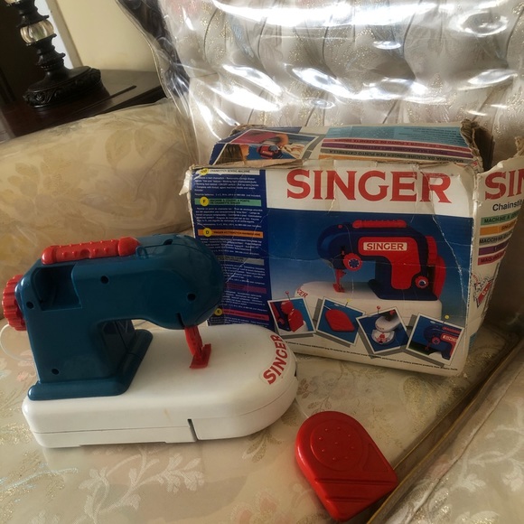 Singer sewing machine - Picture 5 of 5